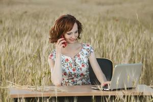 magnifique femme ou affaires femme parlant sur une cellule téléphone dehors. Extérieur portrait de une magnifique content femme d'affaires parlant sur cellule téléphone. photo