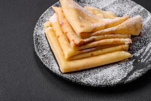 délicieux Frais cuit Crêpes avec mon chéri et des fruits sur une béton Contexte photo