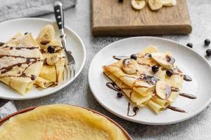 délicieux Frais cuit Crêpes avec mon chéri et des fruits sur une béton Contexte photo