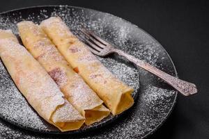 délicieux Frais cuit Crêpes avec mon chéri et des fruits sur une béton Contexte photo