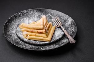 délicieux Frais cuit Crêpes avec mon chéri et des fruits sur une béton Contexte photo