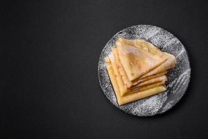 délicieux Frais cuit Crêpes avec mon chéri et des fruits sur une béton Contexte photo