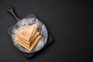 délicieux Frais cuit Crêpes avec mon chéri et des fruits sur une béton Contexte photo