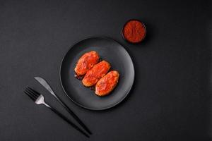 Viande escalope ou Boulettes de viande dans tomate sauce avec ail, sel, épices et herbes photo