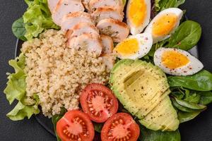 délicieux en bonne santé le déjeuner qui consiste de poulet, avocat, quinoa, des œufs et tomates photo