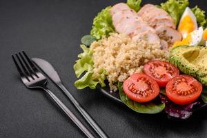 délicieux en bonne santé le déjeuner qui consiste de poulet, avocat, quinoa, des œufs et tomates photo