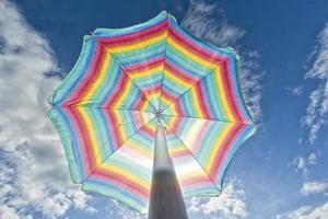 Soleil parapluie isolé sur le plage photo