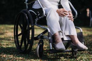 asiatique Jeune soignant infirmière soutien Sénior plus âgée Masculin en marchant en plein air. spécialiste fille médecin Aidez-moi et prendre se soucier de personnes âgées mature homme patient Faire physique thérapie dans Publique parc à allaitement maison. photo