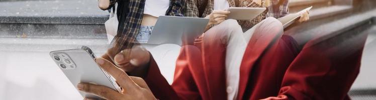 jeune adulte heureux souriant étudiant asiatique hispanique portant des écouteurs parlant sur une réunion de chat en ligne à l'aide d'un ordinateur portable sur le campus universitaire ou au bureau virtuel. étudiante à l'université apprenant à distance. photo