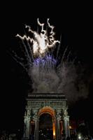 bonne année et joyeux noël feu d'artifice sur l'arc de triomphe photo