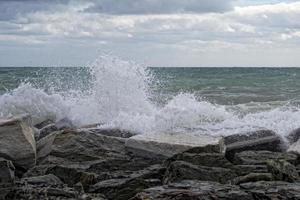 tempête de mer tempête sur les rochers photo