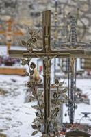 croix de fer du cimetière de montagne photo