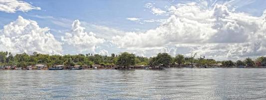île paradisiaque tropicale turquoise de siladen photo