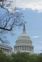 vue sur le capitole de washington dc sur ciel nuageux photo