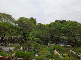 cimetière pour les musulmans dans le ville de matarame, lombok île, Indonésie photo