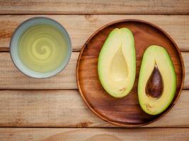 avocat frais et huile photo