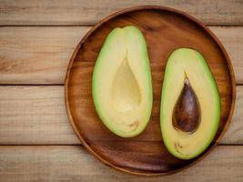 avocat coupé en deux sur bois photo