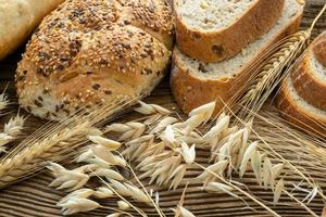 assortiment de cuit des biens sur vieux en bois tableau. fraîchement de boulangerie des produits. photo