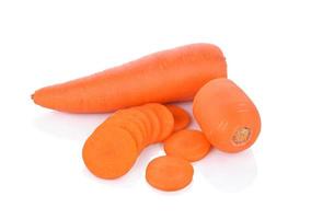 carottes fraîches isolés sur fond blanc photo