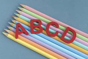 retour à école concept avec assorti des lettres et coloré des crayons dans pastel couleurs photo