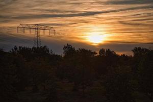 haute tension Puissance pôle avec aérien ligne par lequel le électricité est transporté photo