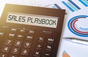 mot Ventes playbook sur calculatrice. affaires et la finance concept. photo