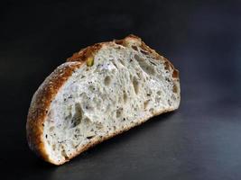 proche en haut côté vue à l'intérieur de cuit marron levain, Naturel levure, artisan, avec foncé Contexte photo