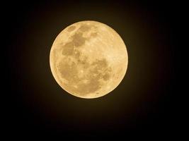 pleine lune dans le ciel sombre photo