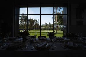 vue sur la pelouse par la fenêtre de la salle de banquet photo