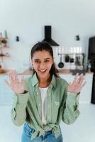 Jeune femme spectacles sa mains dans farine dans le cuisine photo