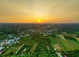 d'or heure la magie Stupéfiant le coucher du soleil plus de tien giang Province des champs avec serein rivière et paysage urbain dans vietnam photo