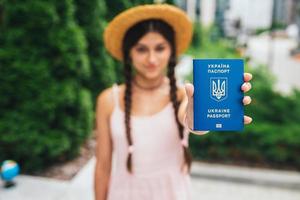 la femme montre son passeport à la caméra photo