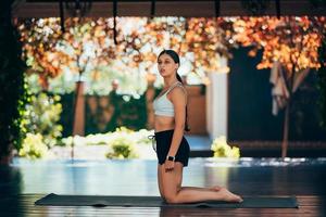 jeune femme pratiquant le yoga. effectue un exercice