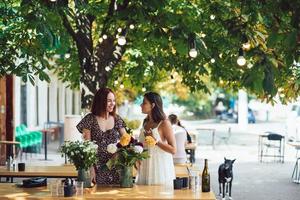 deux jeunes femmes composent un beau bouquet festif. photo