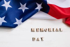 concept de jour commémoratif des états-unis. drapeau américain et texte sur fond blanc. célébration de la fête nationale. photo