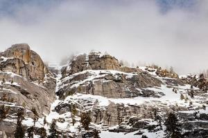 chaîne de montagnes enneigées en hiver photo