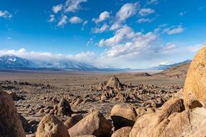 formations rocheuses à travers un vaste paysage de montagne photo