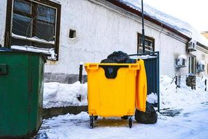 Jaune Plastique poubelle avec noir Sacs photo