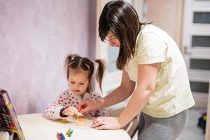 mère et fille décorer art avec briller décor. photo