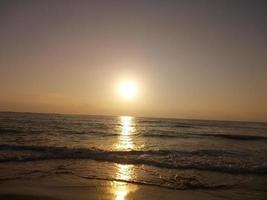 Soleil réglage dans le méditerranéen mer photo