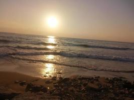 Soleil réglage dans le méditerranéen mer photo