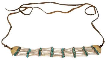 Collier avec turquoise perles sur une blanc Contexte. photo