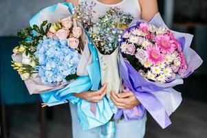 bouquets avec fleurs dans le mains de une fille photo