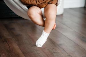 enfants pieds dans chaussettes pendre sur le Contexte de le sol photo