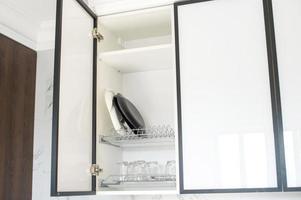 ouvert cuisine cabinet avec plats, inversé transparent tasses et assiettes photo