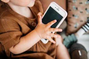 mobile téléphone dans enfants mains photo
