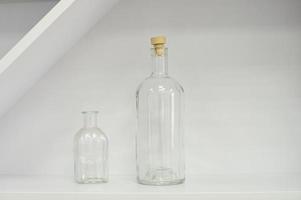 blanc vide verre décoratif bouteilles dans le intérieur photo