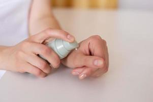 écraser le cosmétique produit en dehors de le bouteille photo