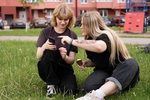 le la mariée et jeune marié échange anneaux pendant le solennel enregistrement de mariage photo