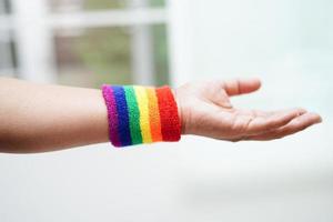 femme asiatique avec drapeau arc-en-ciel, droits des symboles lgbt et égalité des sexes, mois de la fierté lgbt en juin. photo